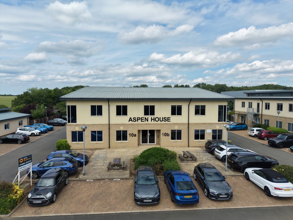 Lot: 51 - LEASEHOLD COMMERCIAL BUILDING WITH FOUR OFFICE SUITES - Third view of external building showing parking